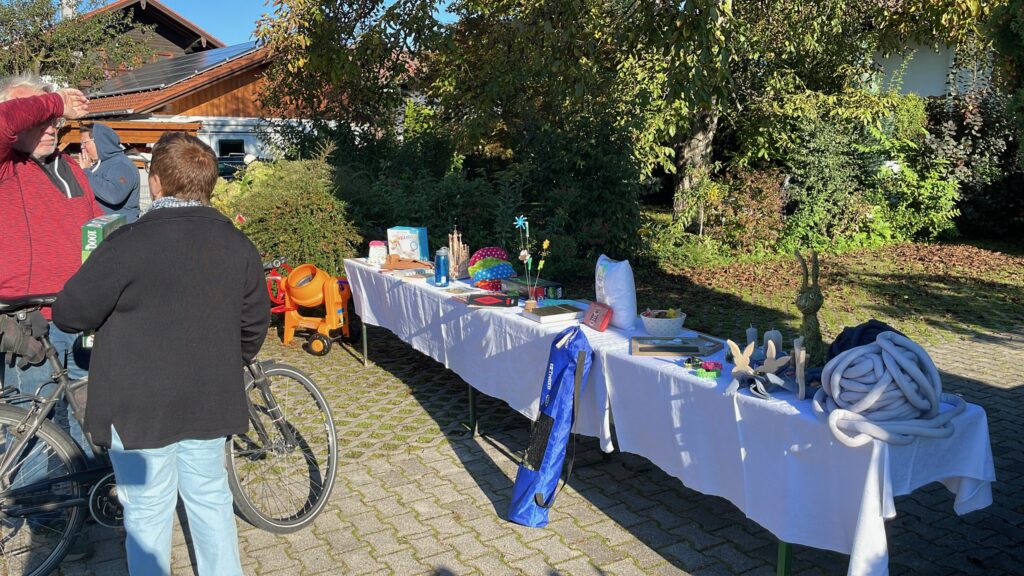Flohmarktstand in Vachendorf 2024
