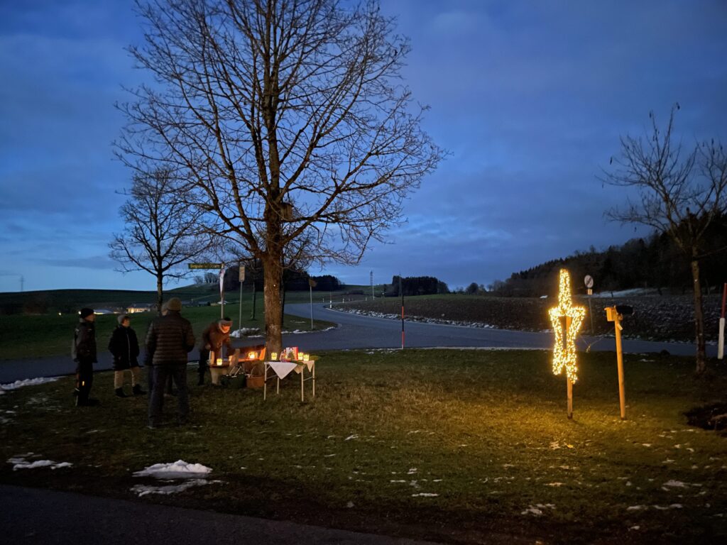 Leuchtender Adventsstern in Vachendorf