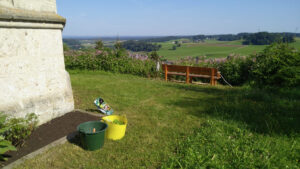 Pflegearbeiten am Georgikircherl mit Blick ins Chiemgau
