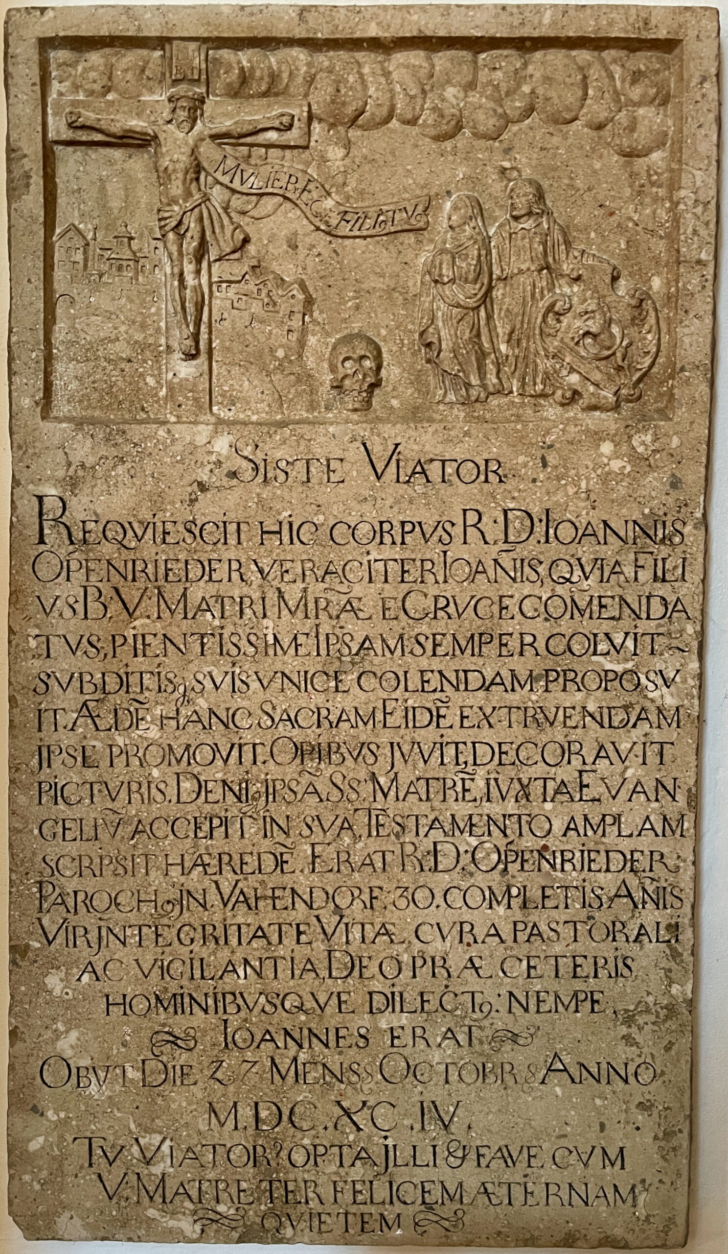 Steinerne Grabinschrift des Pfarrers Johannes Oppenrieder, mit Kreuzigungsrelief und dem Todestag 27. Oktober 1694.