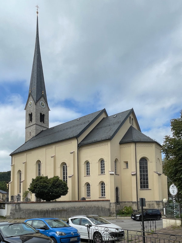 Die Kirchengebäude aus der Perspektive des Maxl. Aktuell fotografiert (2024/2025)