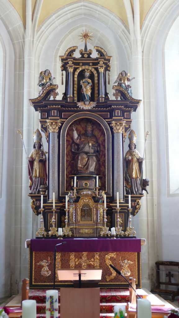 Barocke Pracht: St. Peter mit seinem Schlüssel und oben Paul mit dem Schwert. Der eigentliche Altar wurde um 1700 gefertigt und wurde von St. Valentin in Ruhpolding/Zell erworben.