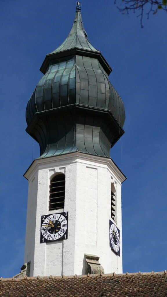 Überragt das Dorf seit Jahrhunderten, der Zwiebelturm im Frühlicht