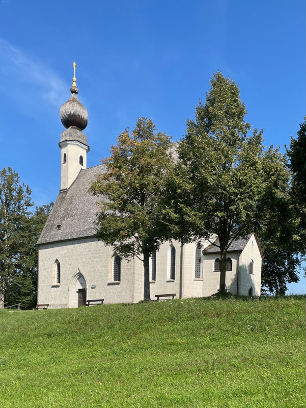 Die Kirchengebäude aus der Perspektive des Maxl. Aktuell fotografiert (2024/2025)