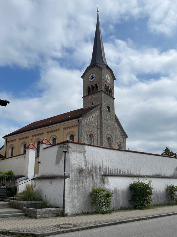 Die Kirchengebäude aus der Perspektive des Maxl. Aktuell fotografiert (2024/2025)