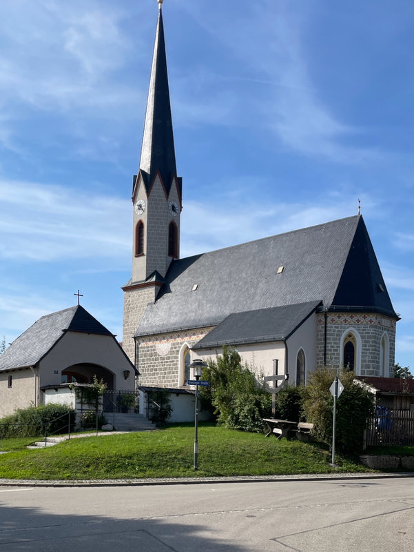 Die Kirchengebäude aus der Perspektive des Maxl. Aktuell fotografiert (2024/2025)