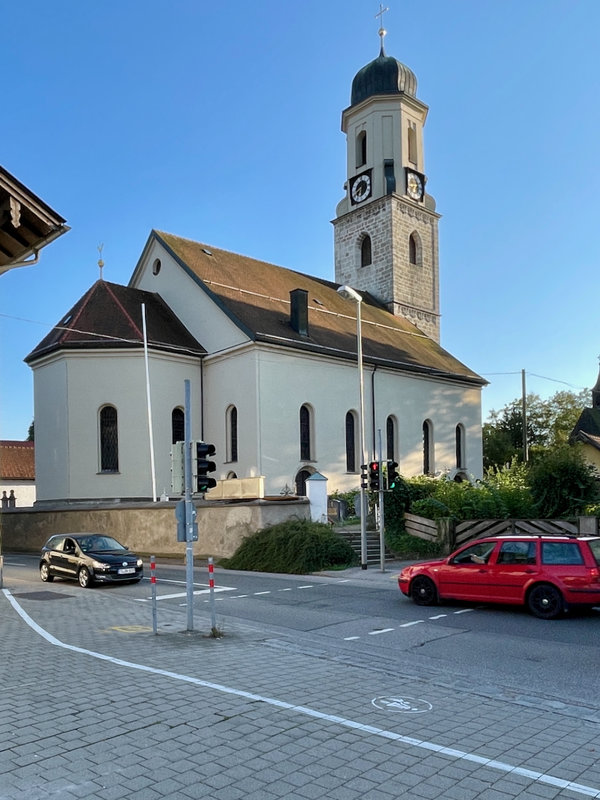 Die Kirchengebäude aus der Perspektive des Maxl. Aktuell fotografiert (2024/2025)