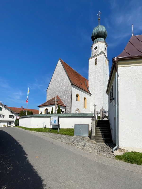 Die Kirchengebäude aus der Perspektive des Maxl. Aktuell fotografiert (2024/2025)