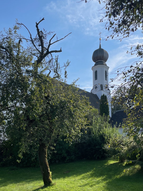 Die Kirchengebäude aus der Perspektive des Maxl. Aktuell fotografiert (2024/2025)