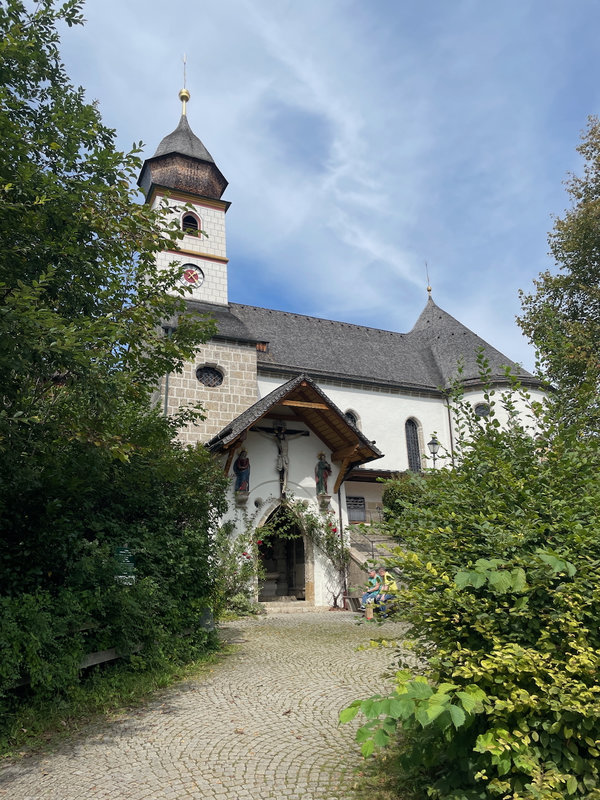 Die Kirchengebäude aus der Perspektive des Maxl. Aktuell fotografiert (2024/2025)