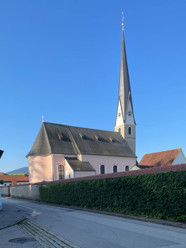 Die Kirchengebäude aus der Perspektive des Maxl. Aktuell fotografiert (2024/2025)