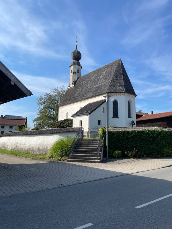 Die Kirchengebäude aus der Perspektive des Maxl. Aktuell fotografiert (2024/2025)