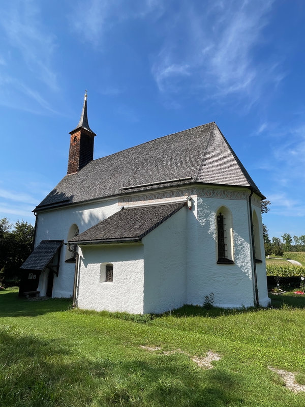 Die Kirchengebäude aus der Perspektive des Maxl. Aktuell fotografiert (2024/2025)