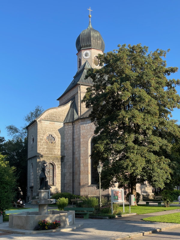 Die Kirchengebäude aus der Perspektive des Maxl. Aktuell fotografiert (2024/2025)