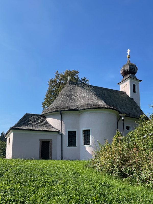 Die Kirchengebäude aus der Perspektive des Maxl. Aktuell fotografiert (2024/2025)