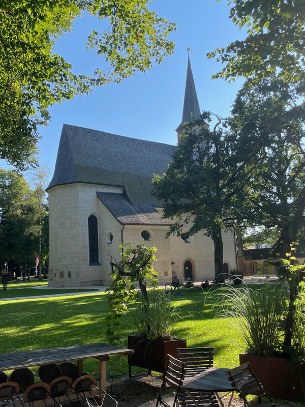 Die Kirchengebäude aus der Perspektive des Maxl. Aktuell fotografiert (2024/2025)