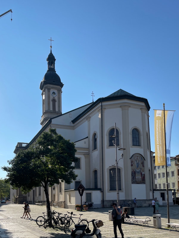 Die Kirchengebäude aus der Perspektive des Maxl. Aktuell fotografiert (2024/2025)