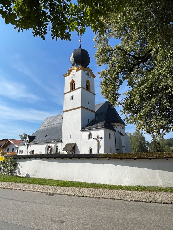 Die Kirchengebäude aus der Perspektive des Maxl. Aktuell fotografiert (2024/2025)