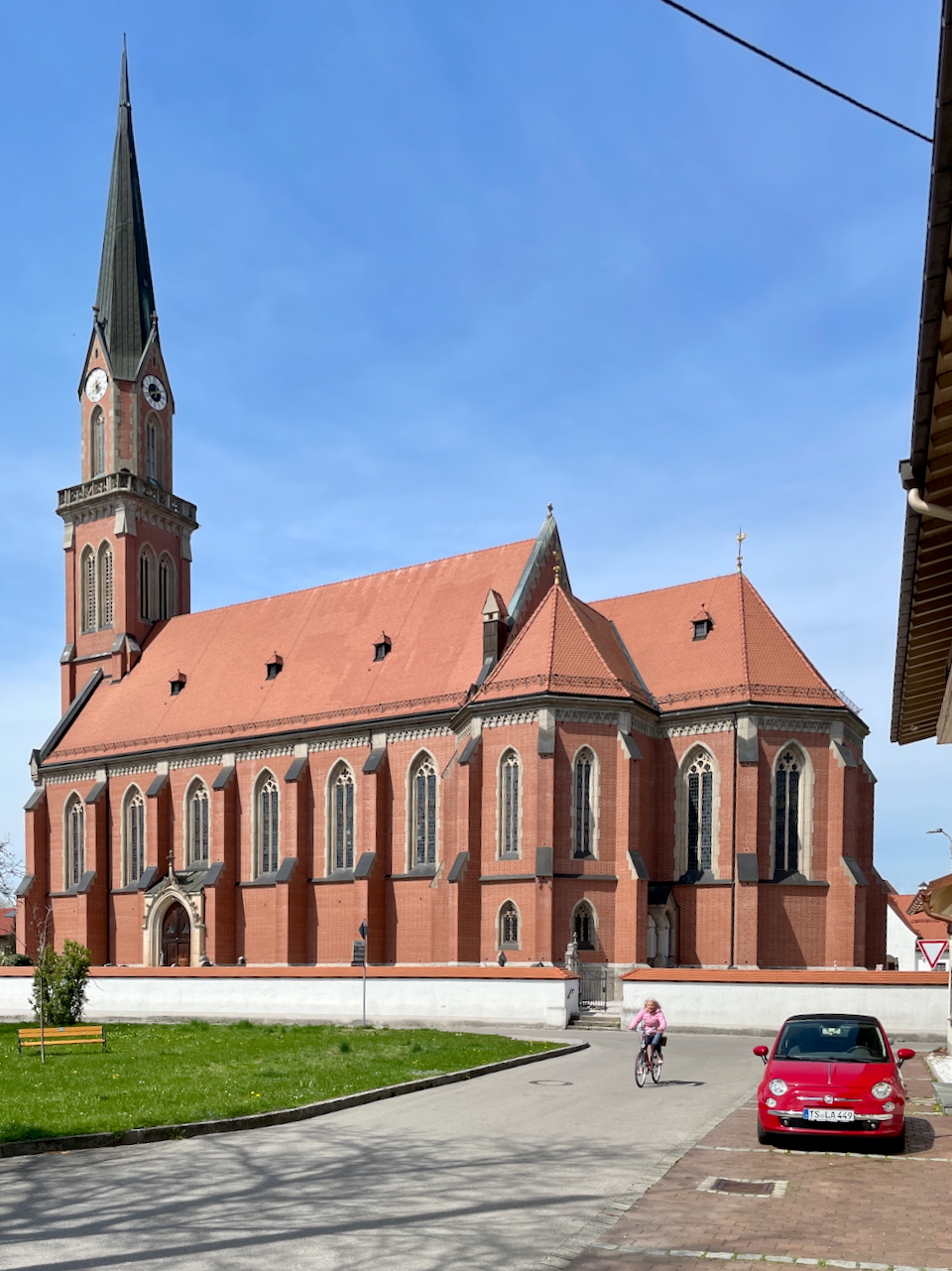 Kirchengebäude Aussenansicht 2025 fotografiert von Jochen Nistler