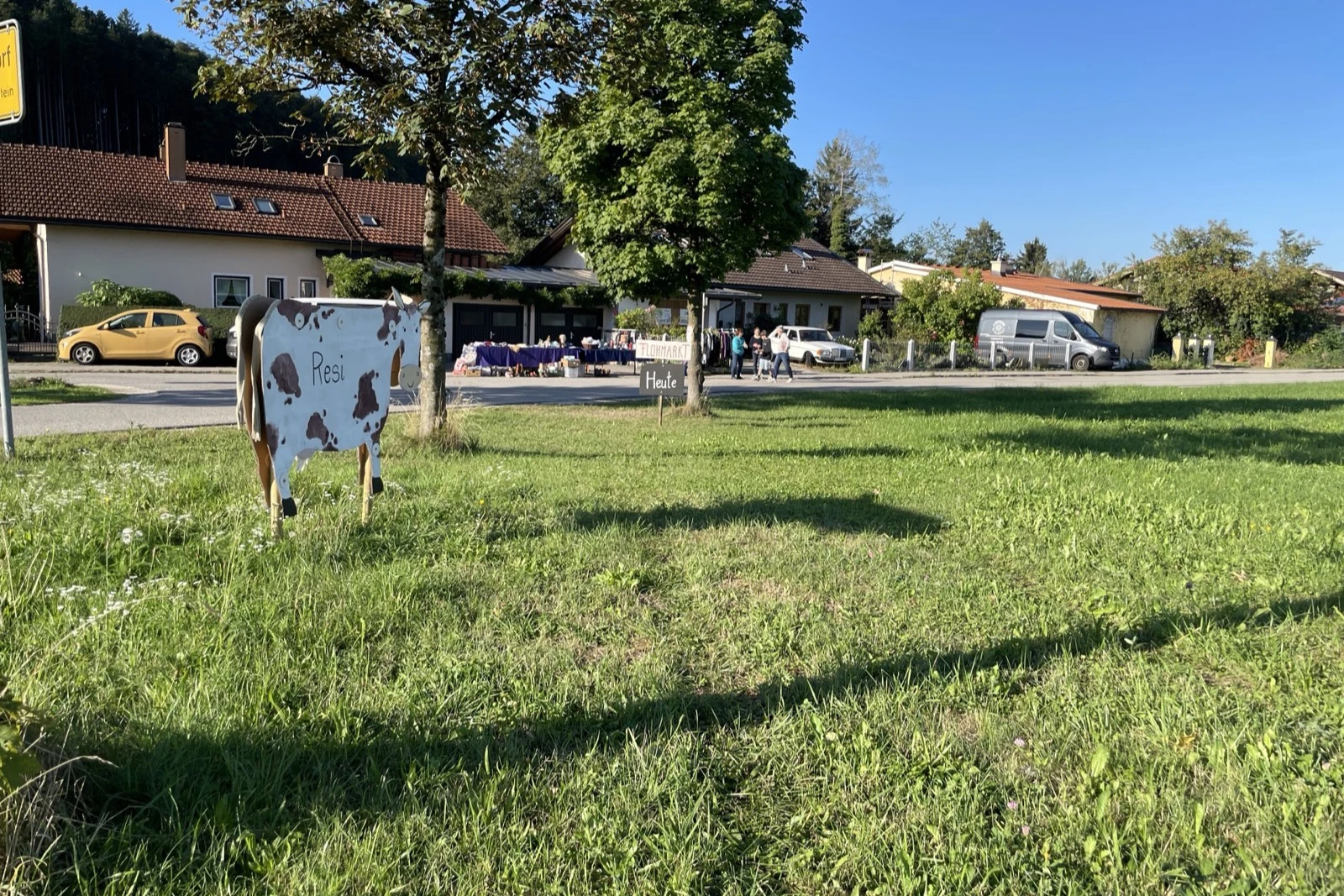 Aufsteller an der Straße weist auf den privaten Flohmarkt hin.