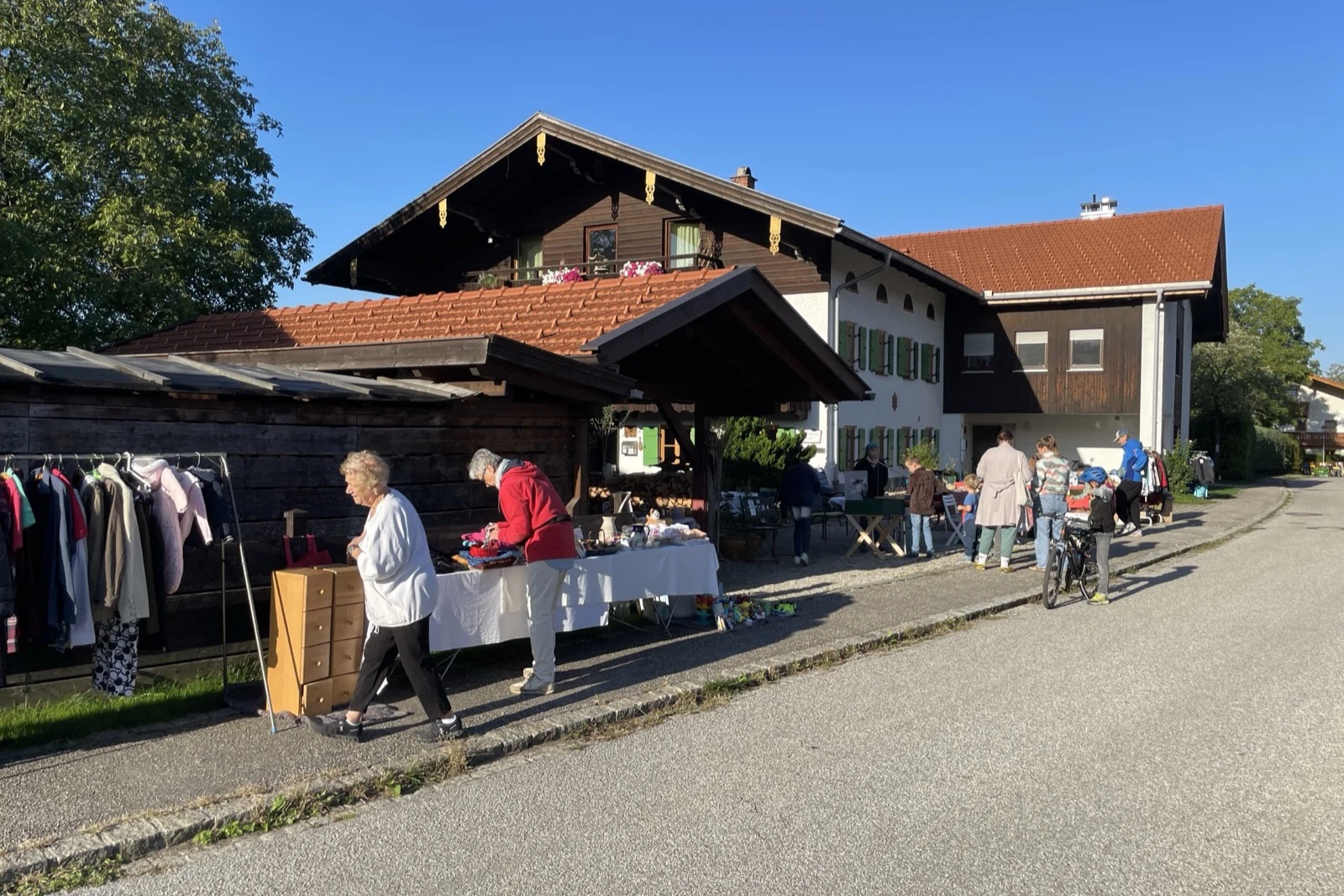 Private Flohmarktstände entlang der Siegsdorfer Straße in Vachendorf.