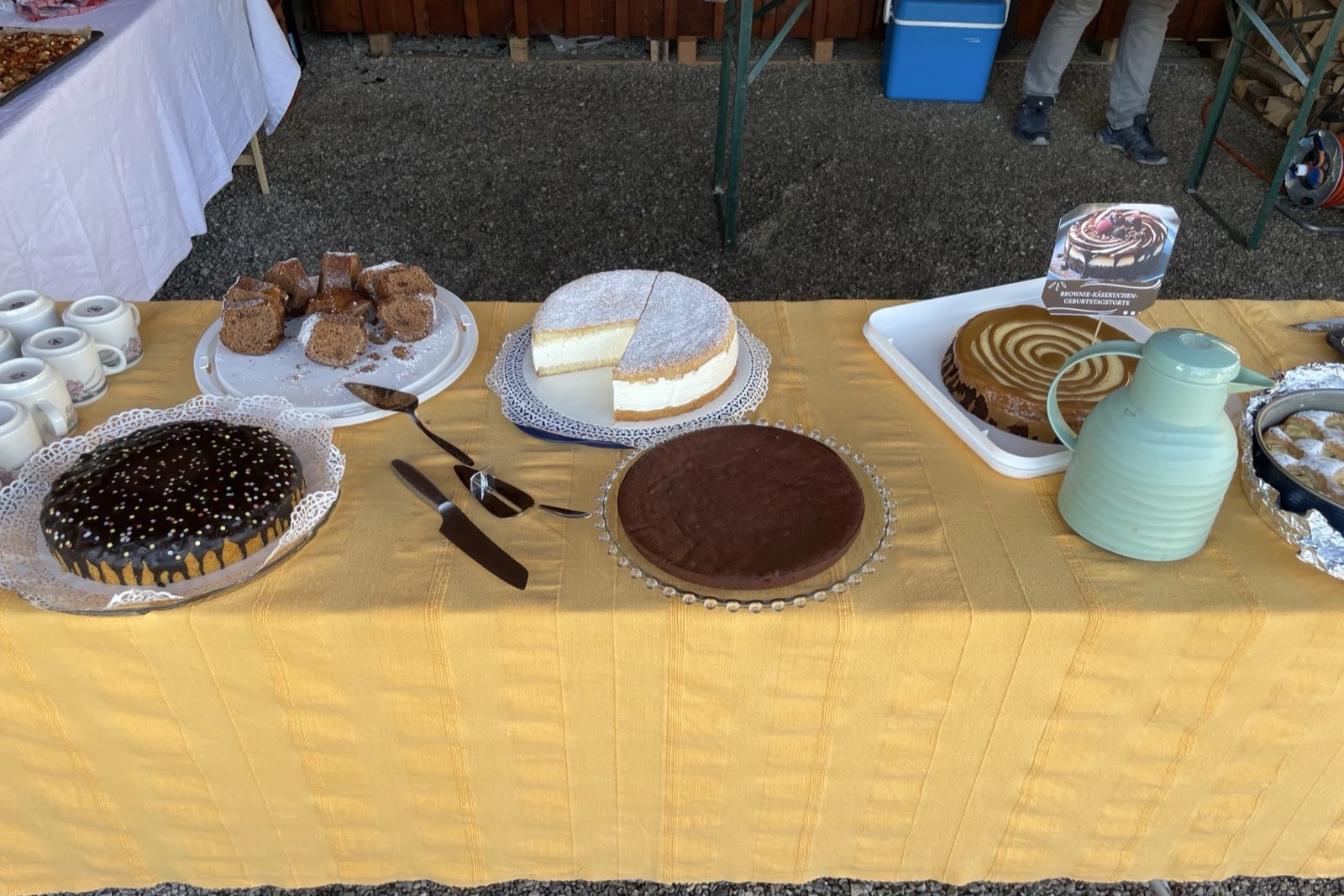 Auswahl selbst gebackener Kuchen auf einem Tisch.