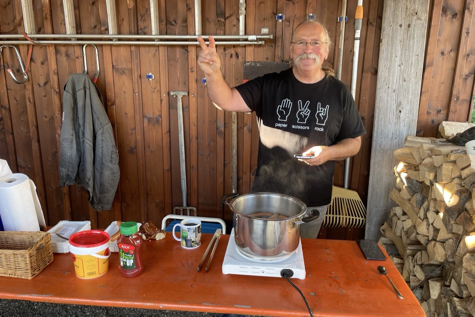Walter Ponath am Würstlstand beim Flohmarkt.