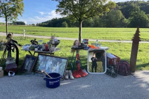 Flohmarktstand an der Siegsdorfer Straße vor grüner Dorfkulisse.