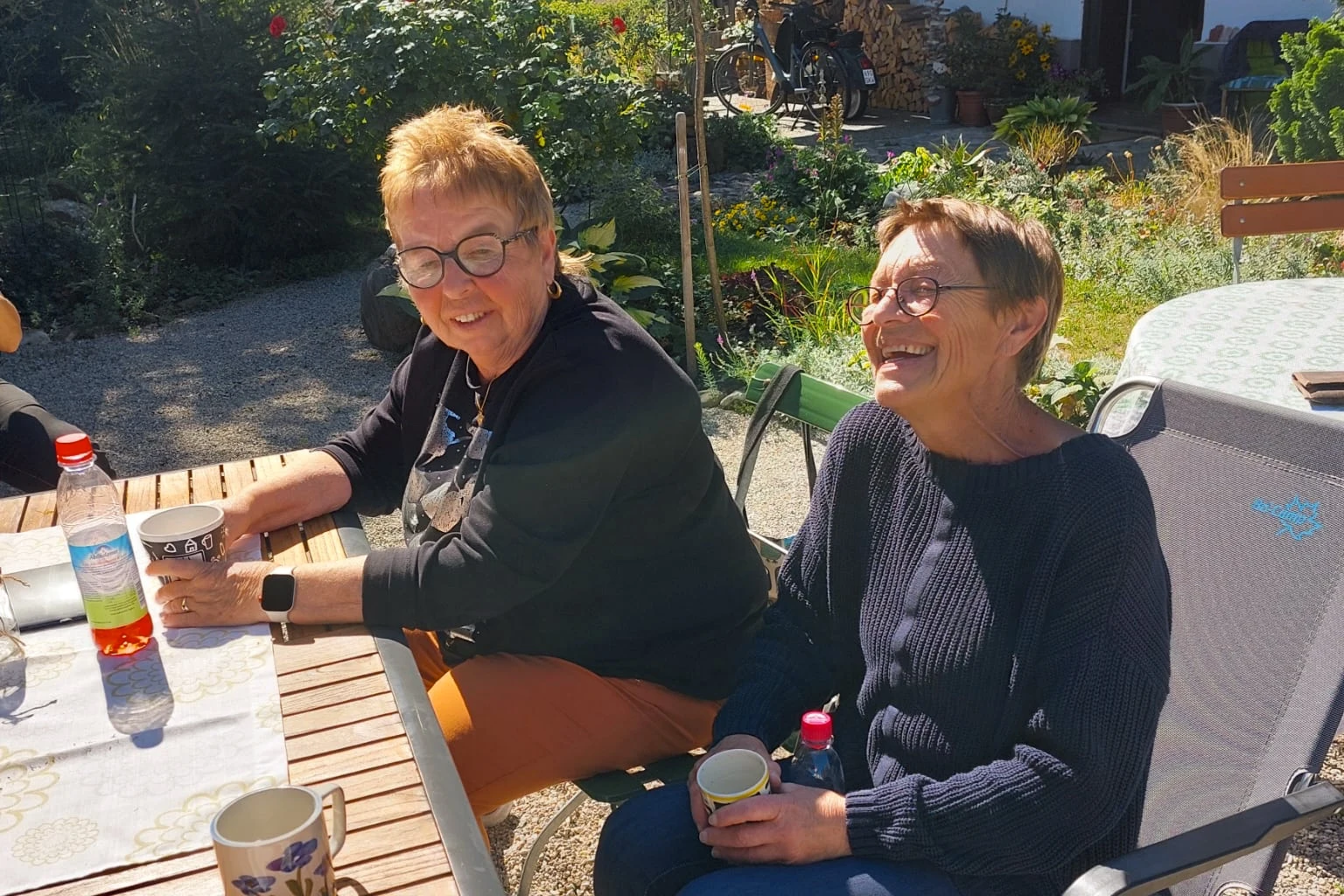 Luitgart und Bettina beim gemütlichen Ausklang des Flohmarkts.