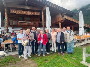 Ausflugsgruppe vor der Wochenbrunneralm