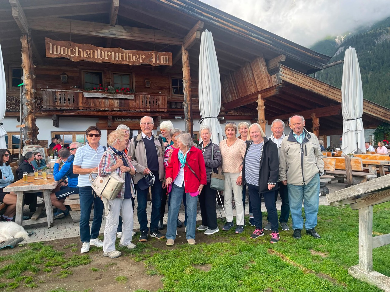 Ausflugsgruppe vor der Wochenbrunneralm