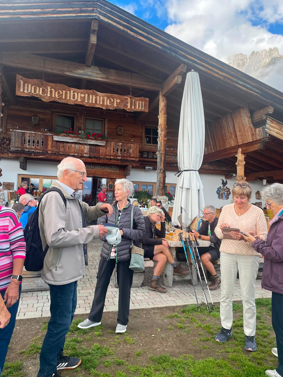 Menschen vor der Wochenbrunneralm