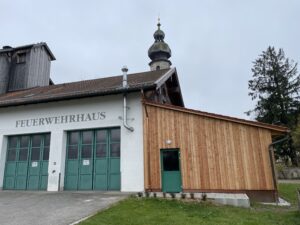 Feuerwehrhaus Vachendorf mit neuem hölzernem Anbau