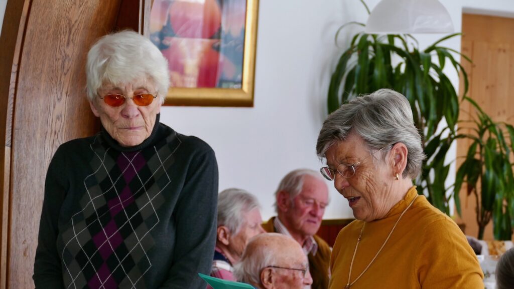 Karin Eichhorn und Ursula Bartholomäus bei der Jahreshauptversammlung des Clubs der Alten