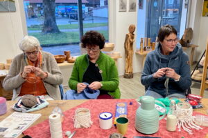 Drei Frauen handarbeiten gemeinsam beim Gunkeln in der Künstlerwerkstatt Bergen