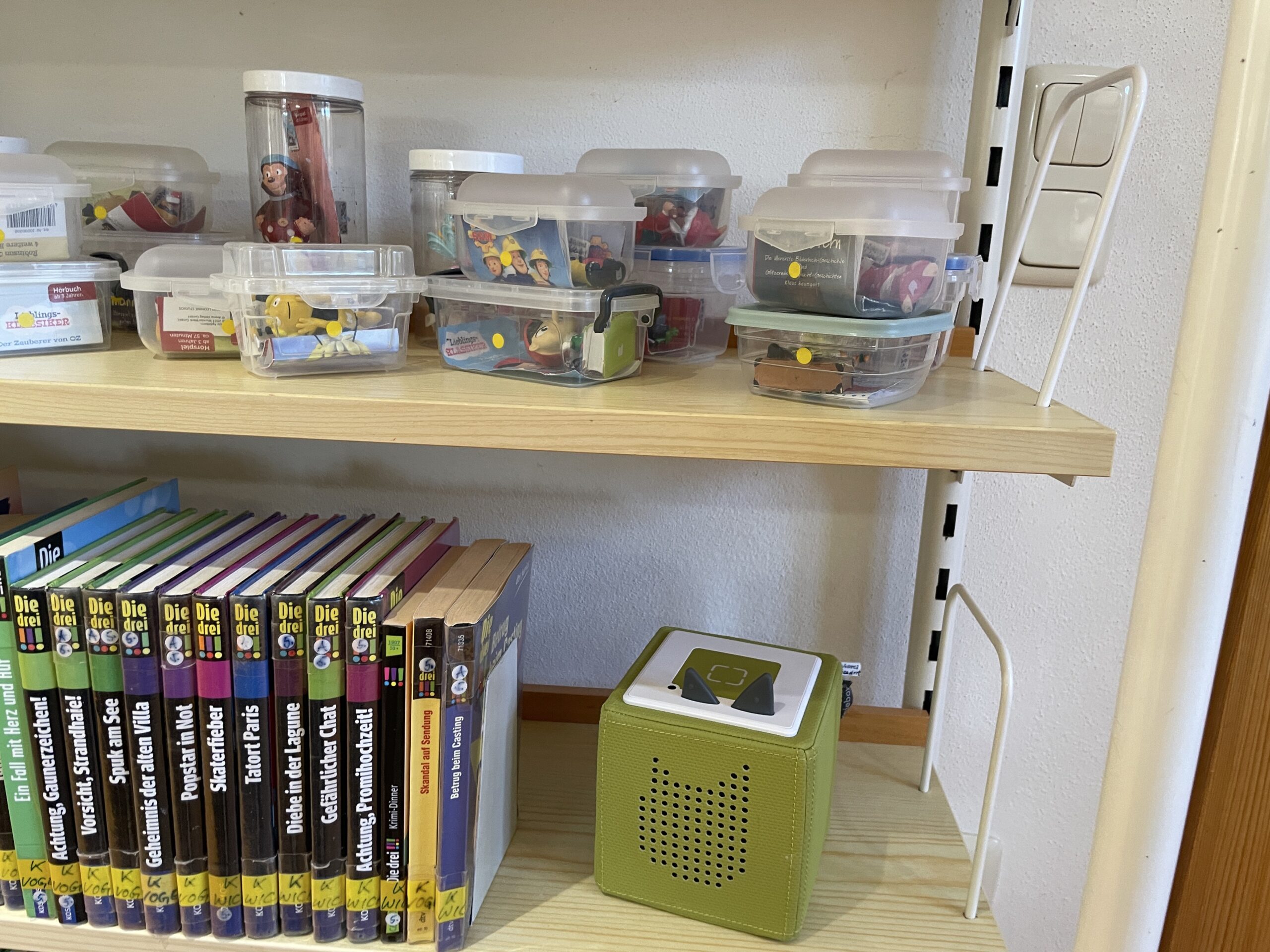 Toniebox, Hörspiele und Tonie-Figuren im Kinderbestand der Bücherei.