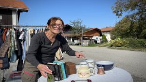 Bettina Nistler bereitet einen Stand für den Vachendorfer Straßenflohmarkt vor