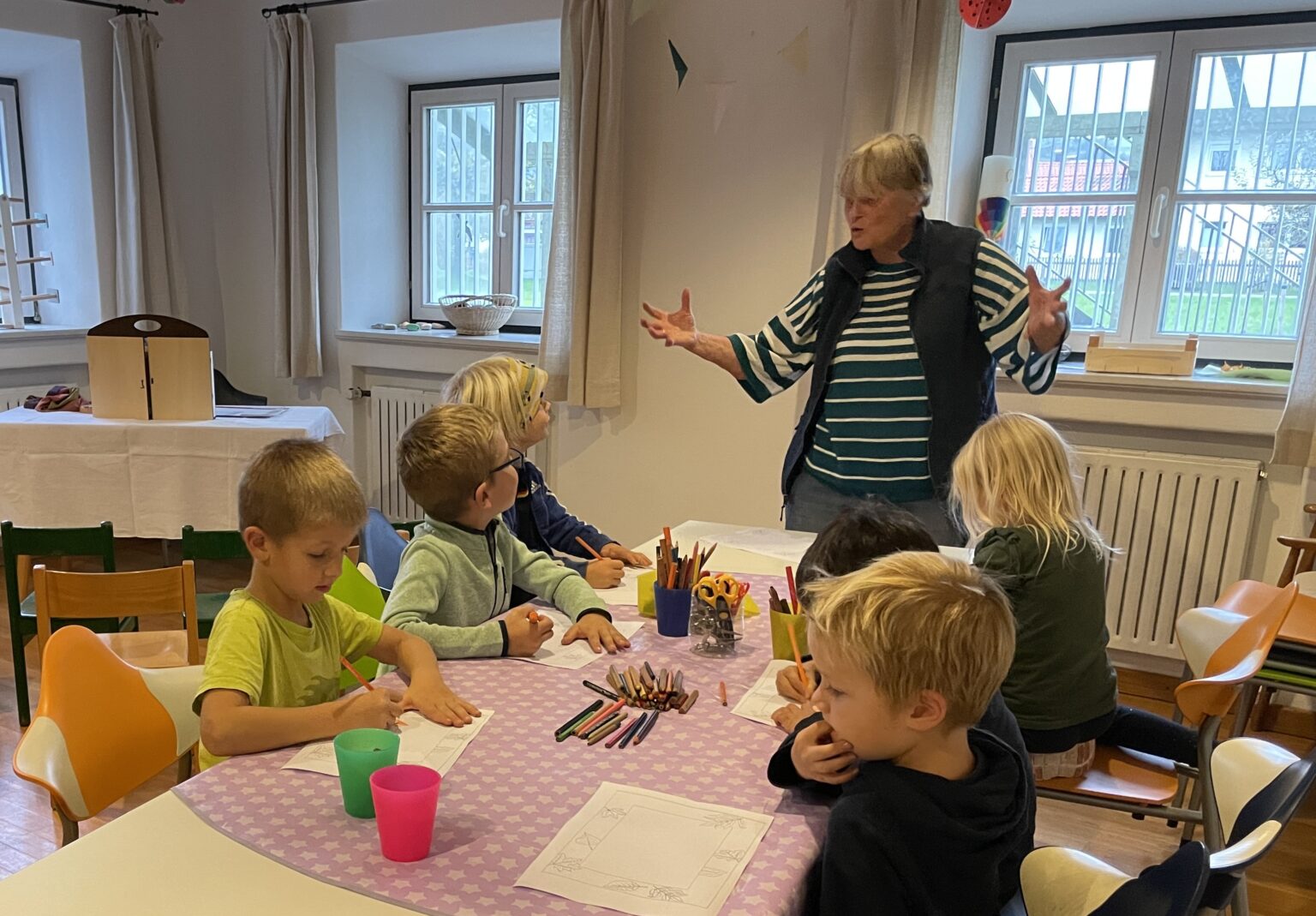 Kinder zeichnen bei der Vachendorfer Bücherei Herbstmotive
