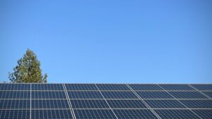 Photovoltaikmodule vor blauem Himmel