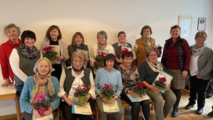 Geehrte Mitglieder der Frauengemeinschaft Vachendorf mit Urkunden und Blumen