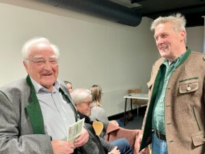 Zwei Teilnehmer der Jahreshauptversammlung des Fördervereins Holzknechtmuseum im Gespräch
