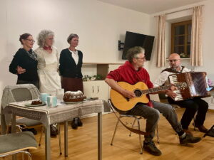 Drei Darstellerinnen und zwei Musiker beim Kulturabend Von Tassilo bis TikTok