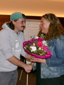 Lucas Pfnür überreicht Sandra Pfnür einen Blumenstrauß