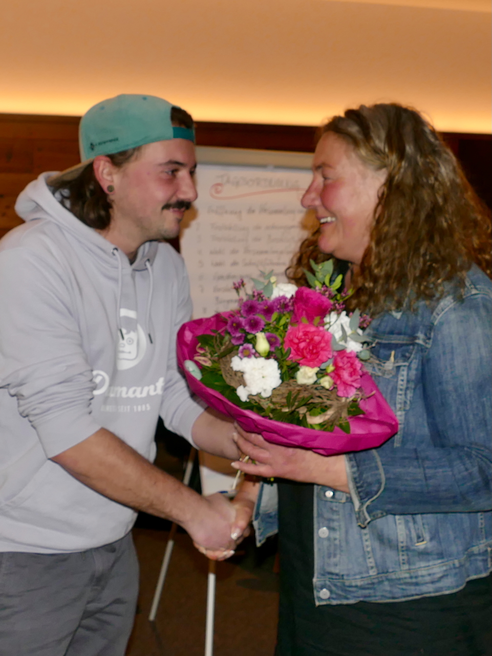 Lucas Pfnür überreicht Sandra Pfnür einen Blumenstrauß