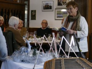Angelika Nistler trägt bei der Weihnachtsfeier des Clubs der Alten eine Geschichte vor
