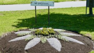 Blumenbeet mit Edelweißmotiv und dem Schild Wir gratulieren in Vachendorf
