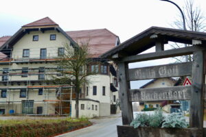 Gasthaus zur Post in Vachendorf mit dem Ortsschild im Vordergrund