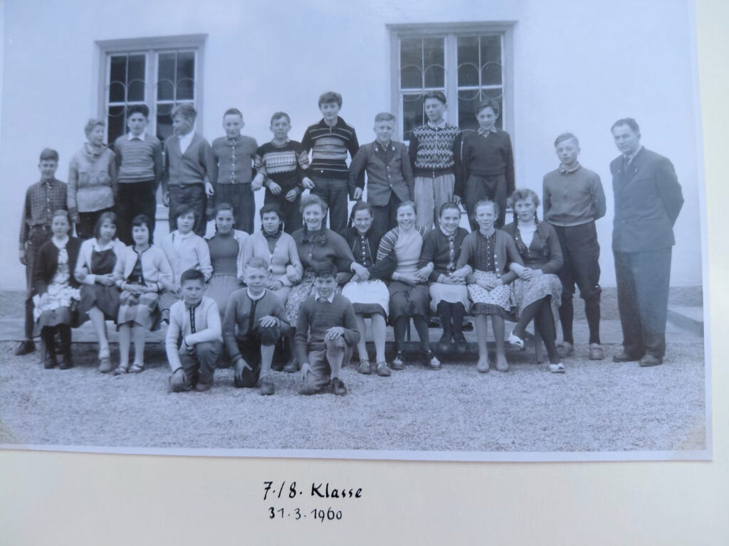 7. und 8. Klasse vom 31. März 1960; Franz Liebl steht rechts in der Aufnahme.