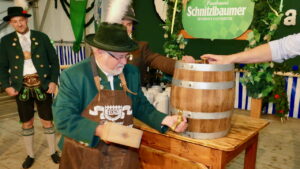 Bürgermeister beim Fassanstich im Festzelt