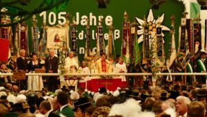 Festgottesdienst im geschmückten Festzelt